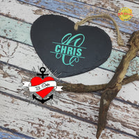 Herzförmige Schieferbeschilderung mit dem Namen 'CHRIS' und dem Monogramm 'C', kreiert von easy-sticks.