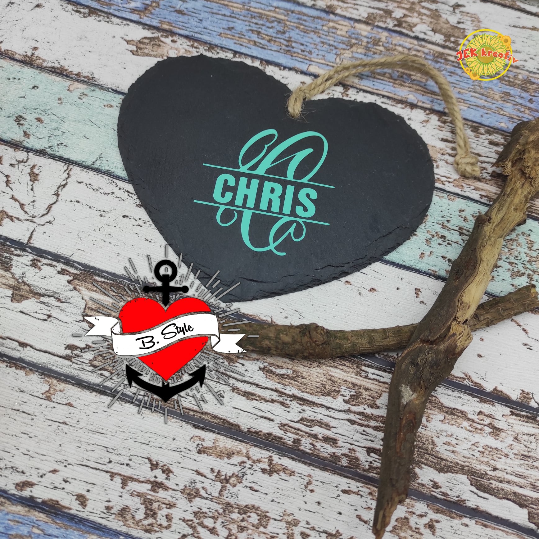 Herzförmige Schieferbeschilderung mit dem Namen 'CHRIS' und dem Monogramm 'C', kreiert von easy-sticks.
