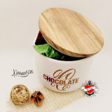 Hochwertige Porzellanbox mit Holzdeckel und dem Schriftzug 'CHOCOLATE', gestaltet von easy-sticks mit dem Monogramm 'C'.