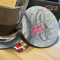 Filzuntersetzer mit dem Namen 'COLA' und dem Monogramm 'C', entworfen von easy-sticks für stilvolle Akzente.
