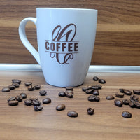Monogramm "C" Plotterdatei von easy-sticks, künstlerisch dargestellt auf einer Kaffeetasse, umgeben von Kaffeebohnen und ideal für personalisierte Geschenke.