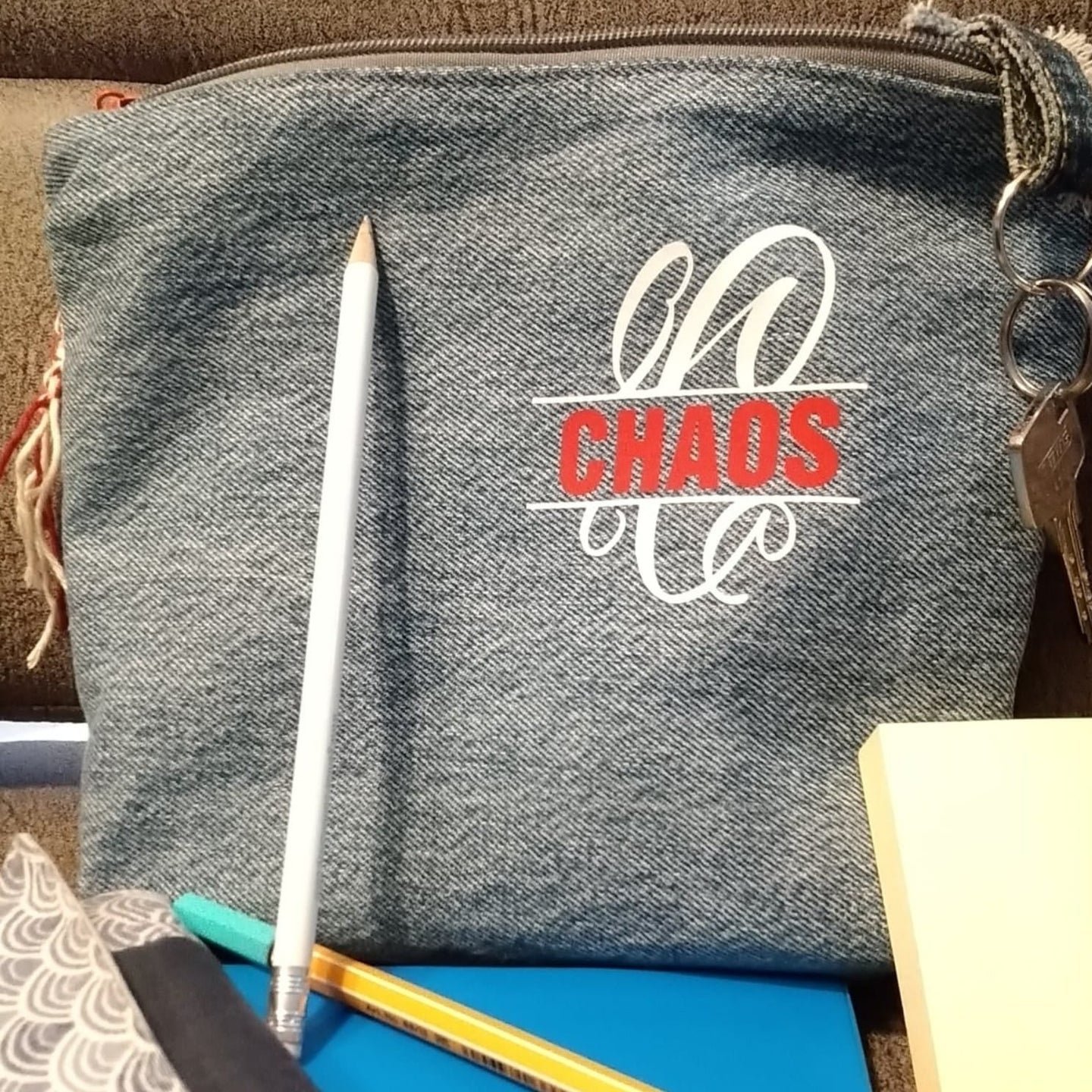 Monogramm "C" Plotterdatei von easy-sticks, verwendet auf einer Stofftasche mit dem Wort "CHAOS", die die vielseitige Anwendung der Datei zeigt.