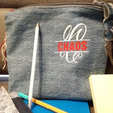 Monogramm "C" Plotterdatei von easy-sticks, verwendet auf einer Stofftasche mit dem Wort "CHAOS", die die vielseitige Anwendung der Datei zeigt.