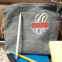 Monogramm "C" Plotterdatei von easy-sticks, verwendet auf einer Stofftasche mit dem Wort "CHAOS", die die vielseitige Anwendung der Datei zeigt.