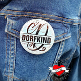 Monogramm "D" Plotterdatei von easy-sticks auf einem Anstecker, der das Wort "DORFKIND" auf einem blauen Denimstoff zeigt. Silikongieform.
