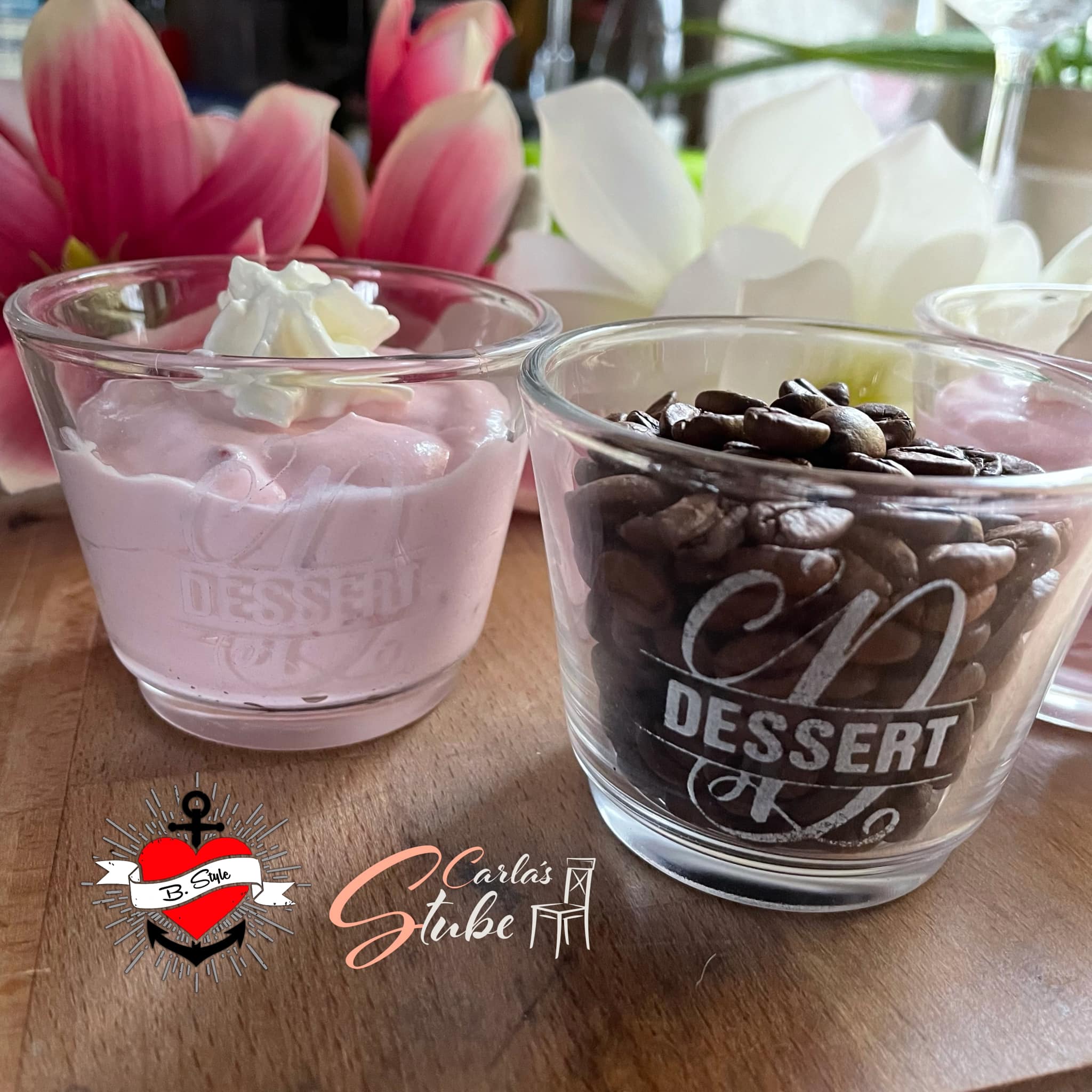 Monogramm 'D' Plotterdatei von easy-sticks - Elegante Dessertgläser mit personalisiertem 'D' Design und frischen Blumen im Hintergrund.