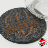 Monogramm 'D' Plotterdatei von easy-sticks - Personalisierte Filzuntersetzer mit dem Namen 'DANIELA' und stilvollem Design.