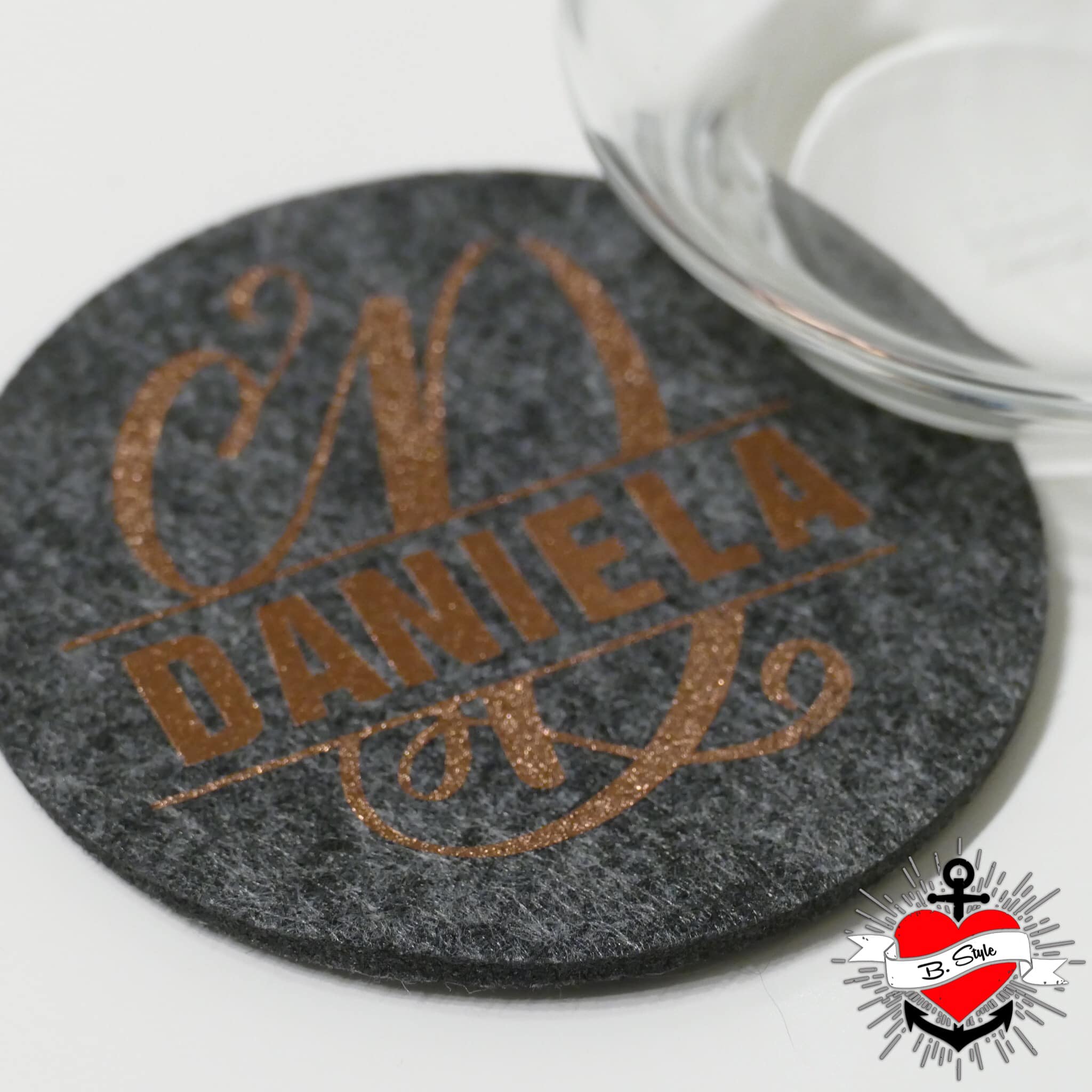 Monogramm 'D' Plotterdatei von easy-sticks - Personalisierte Filzuntersetzer mit dem Namen 'DANIELA' und stilvollem Design.