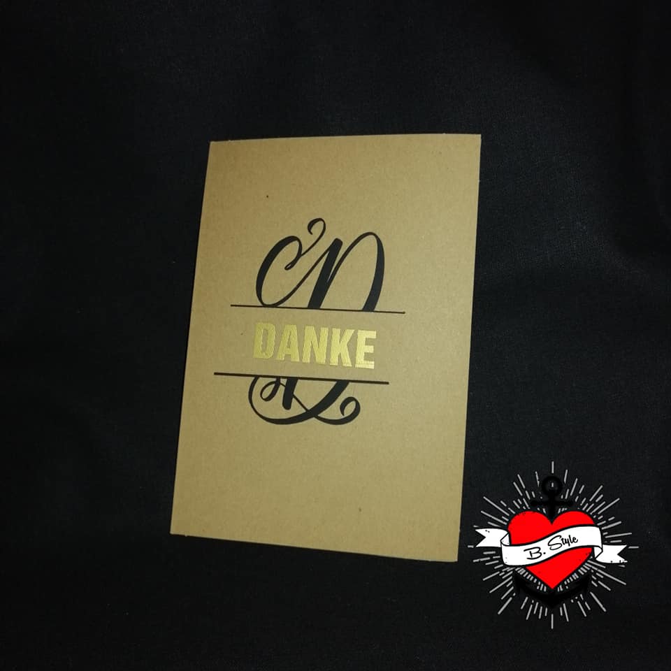 Kreative Verwendung der Monogramm "D" Plotterdatei von easy-sticks, präsentiert auf einer Karte in Schwarz mit goldener Schrift "DANKE". Silikongieform.