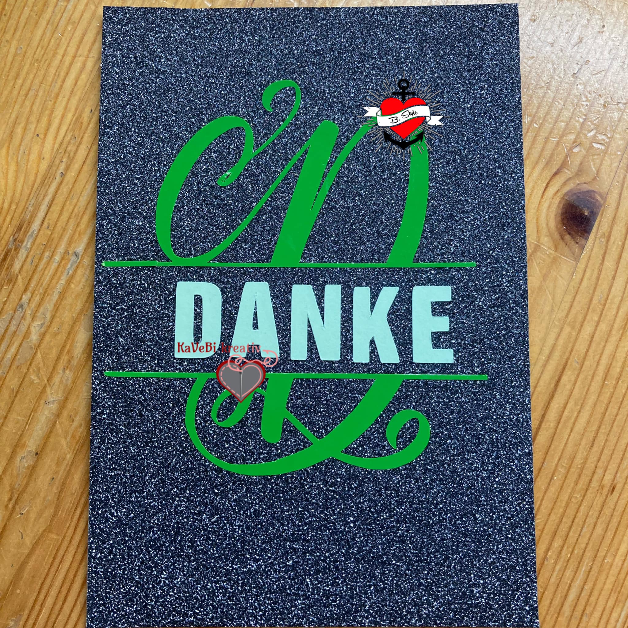 Monogramm 'D' Plotterdatei von easy-sticks - DANKESCHÖN Karte mit glitzerndem Design und bunten Akzenten.