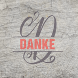Monogramm "D" Plotterdatei von easy-sticks auf einer Holzoberfläche, kreativ gestaltet mit dem Wort "DANKE" in auffälligem Rot. Silikongieform.
