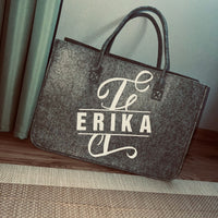 Stylische Filztasche mit personalisiertem Monogramm "E" von easy-sticks, ideal für kreative Projekte und DIY-Anwendungen.