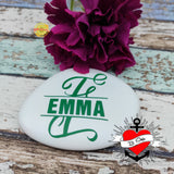 Individueller Stein mit dem Monogramm "E", hergestellt von easy-sticks, perfekt als persönliches Geschenk oder Dekoration.