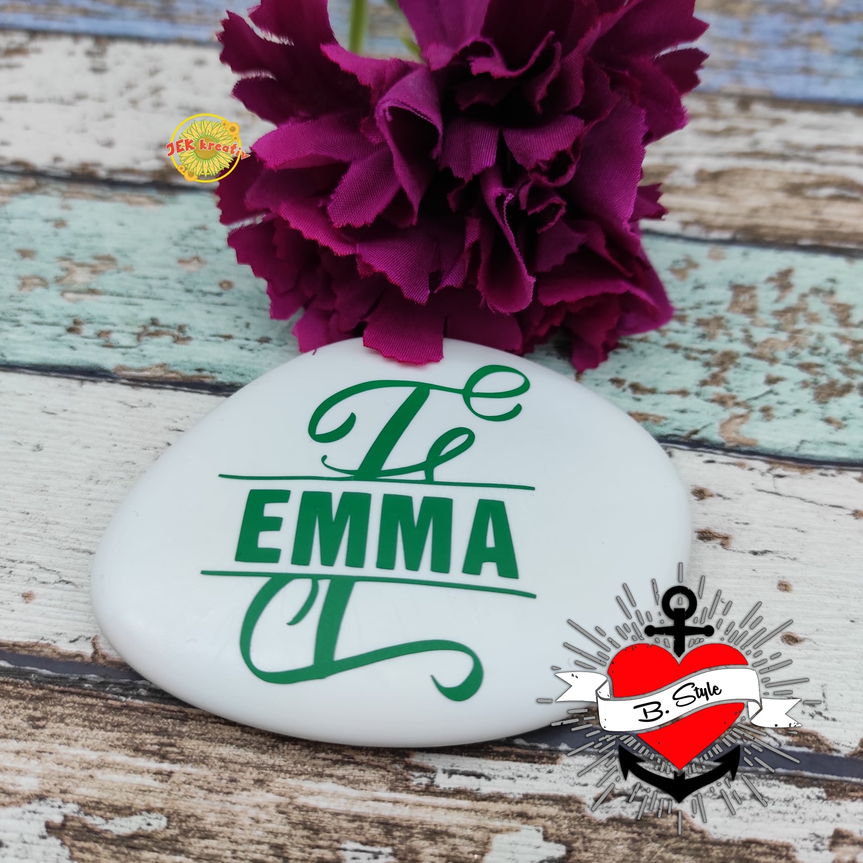 Individueller Stein mit dem Monogramm "E", hergestellt von easy-sticks, perfekt als persönliches Geschenk oder Dekoration.