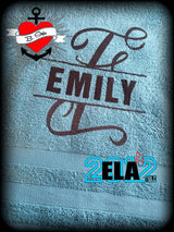 Buntes Handtuch mit elegantem Monogramm "E" von easy-sticks, perfekt für personalisierte Geschenke und kreative Gestaltung.