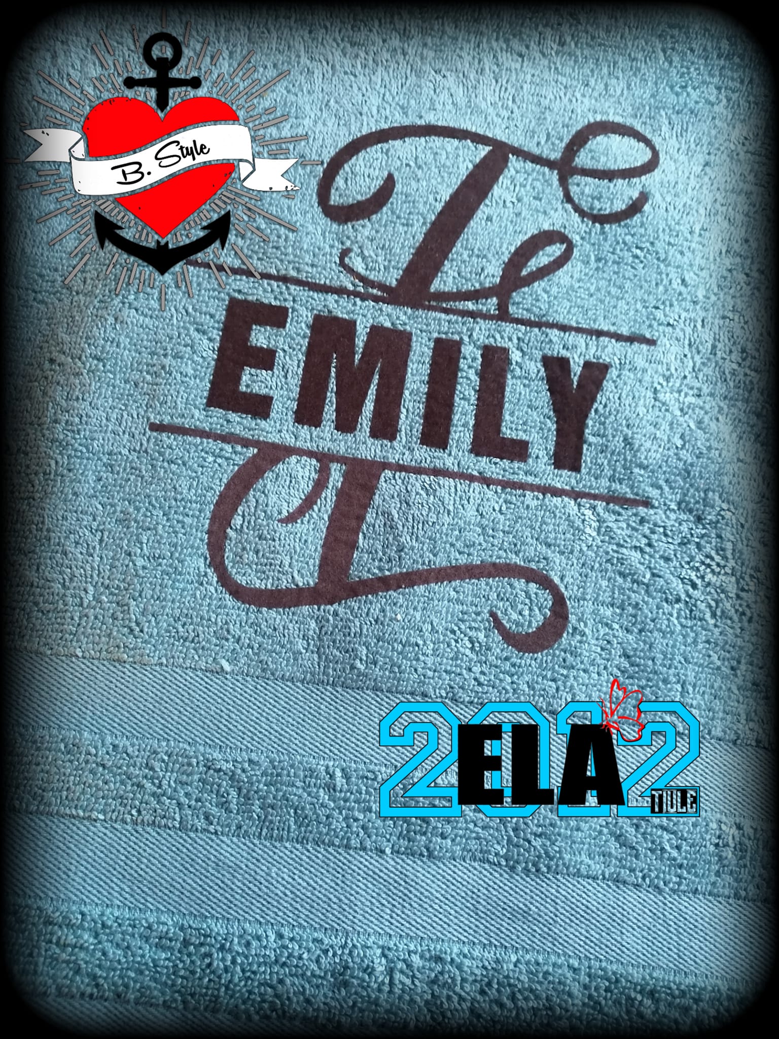 Buntes Handtuch mit elegantem Monogramm "E" von easy-sticks, perfekt für personalisierte Geschenke und kreative Gestaltung.