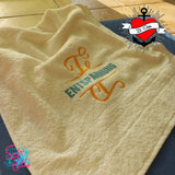 Langeweile adé: Handtuch mit personalisiertem Monogramm "E", kreiert von easy-sticks, das ideal für entspannende Momente ist.