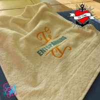 Langeweile adé: Handtuch mit personalisiertem Monogramm "E", kreiert von easy-sticks, das ideal für entspannende Momente ist.