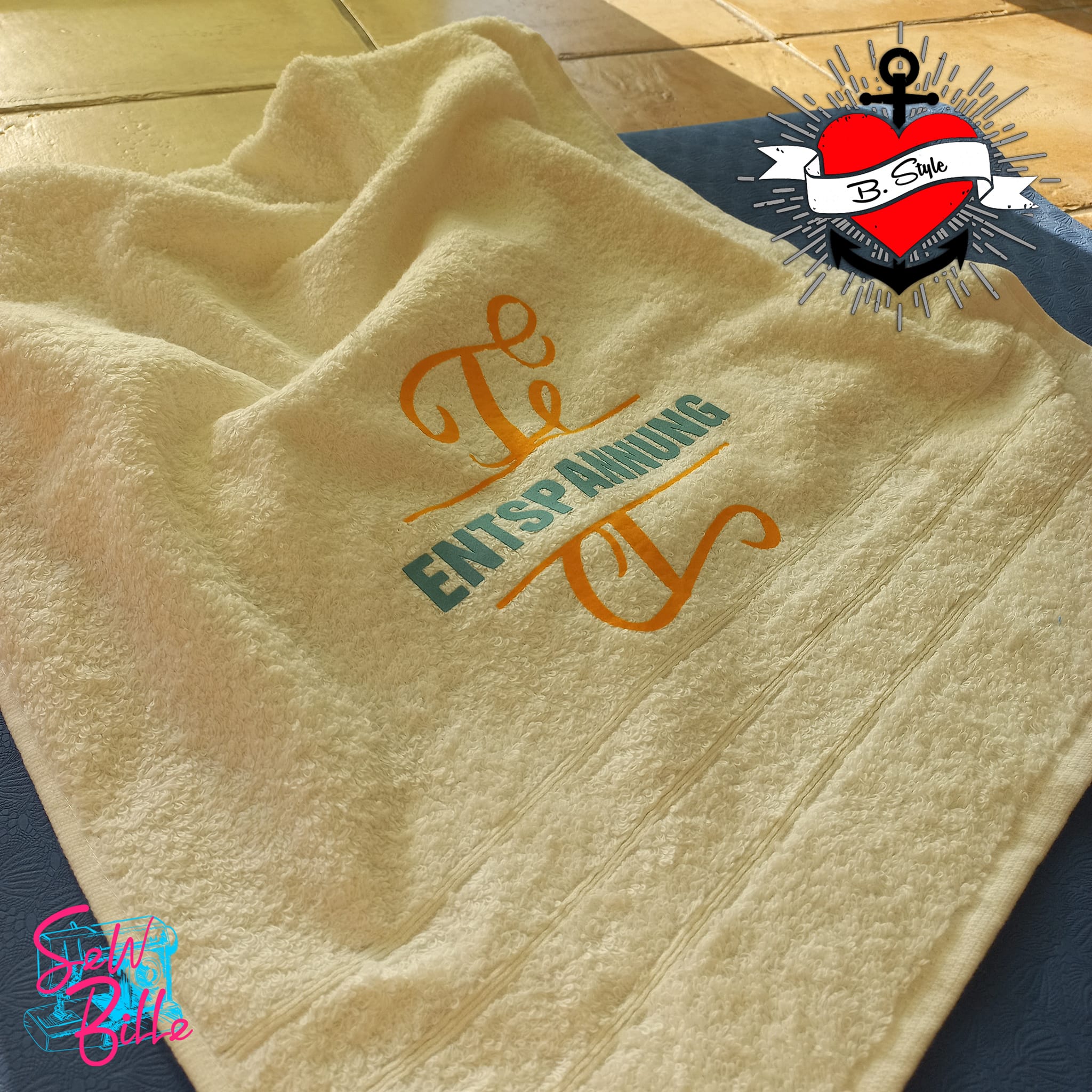 Langeweile adé: Handtuch mit personalisiertem Monogramm "E", kreiert von easy-sticks, das ideal für entspannende Momente ist.