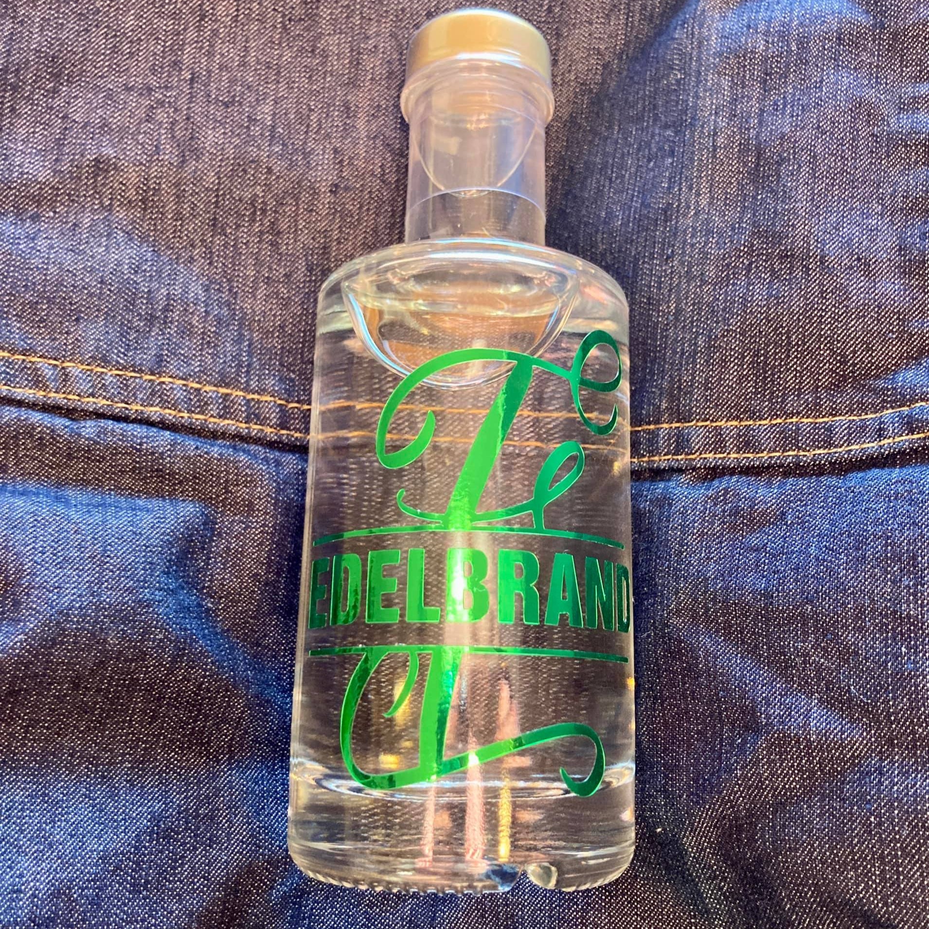 Flasche mit beschriftetem Monogram "E" und dem Schriftzug 'EDELBRAND' von easy-sticks, ideal für kreative Etikettierungen.