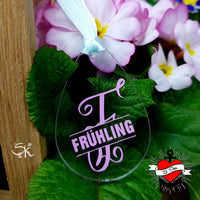 Transparente Dekoration mit rosa monogrammlicher "F" Plotterdatei von easy-sticks, ideal für frühlingshafte Akzente.
