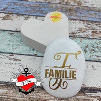 Weiße Dekorationsstein mit goldener monogrammlicher "F" Plotterdatei von easy-sticks, ideal für personalisierte Geschenke.