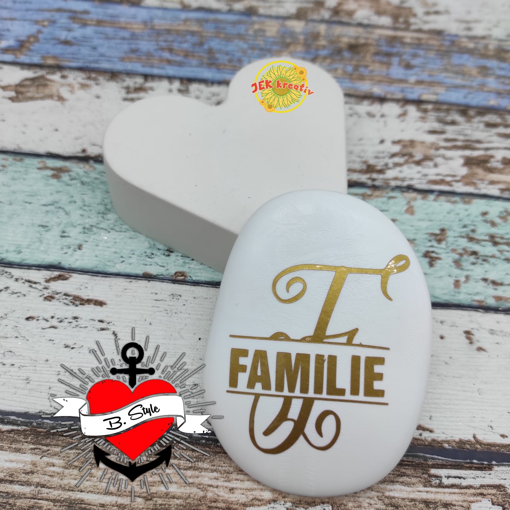 Weiße Dekorationsstein mit goldener monogrammlicher "F" Plotterdatei von easy-sticks, ideal für personalisierte Geschenke.