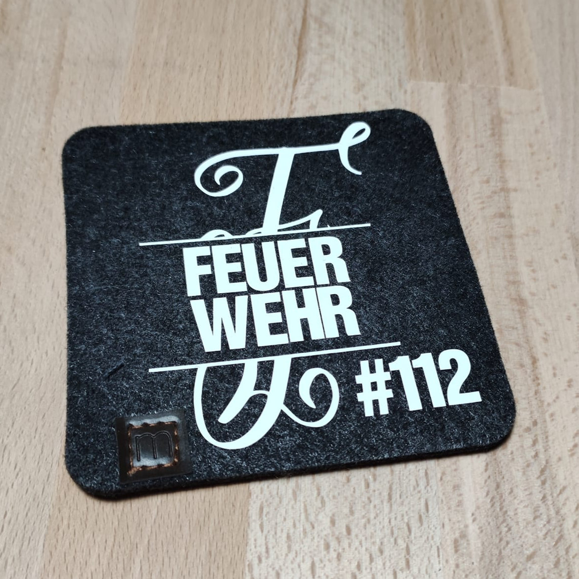 Elegante Filzmatte mit dem Monogramm 'F' Plotterdatei von easy-sticks, auf der 'FEUERWEHR #112' in modernen Schriftzügen präsentiert wird.