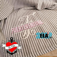 Kreative Stoffgestaltung mit der Monogramm 'F' Plotterdatei von easy-sticks, wo 'FUERTEVENTURA' stilvoll in pinker Schrift auf einem gestreiften Hintergrund zur Geltung kommt.