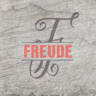 Monogramm 'F' Plotterdatei von easy-sticks, kreativ gestaltet auf Holz mit dem Schriftzug 'FREUDE' in auffälligen Farben, ideal für individuelle Bastelprojekte.
