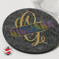 Stylischer Untersetzer mit buntem Monogramm 'G' und dem Namen 'Giuliana', hergestellt aus Filz und designt von easy-sticks, perfekt für kreative DIY-Projekte.
