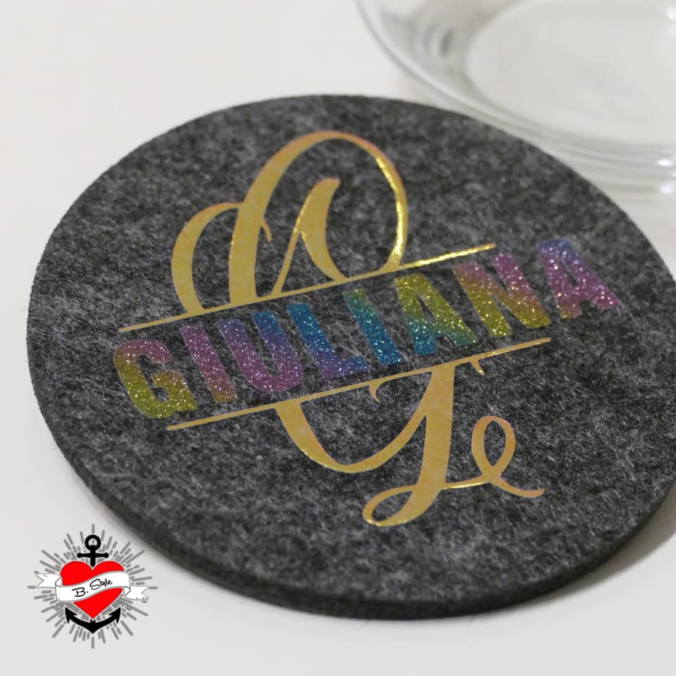 Stylischer Untersetzer mit buntem Monogramm 'G' und dem Namen 'Giuliana', hergestellt aus Filz und designt von easy-sticks, perfekt für kreative DIY-Projekte.