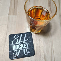 Coaster mit dekorativem Monogramm "H" und dem Wort 'Hockey', ein kreatives Produkt von easy-sticks, das die Monogram "H" Plotterdatei darstellt.