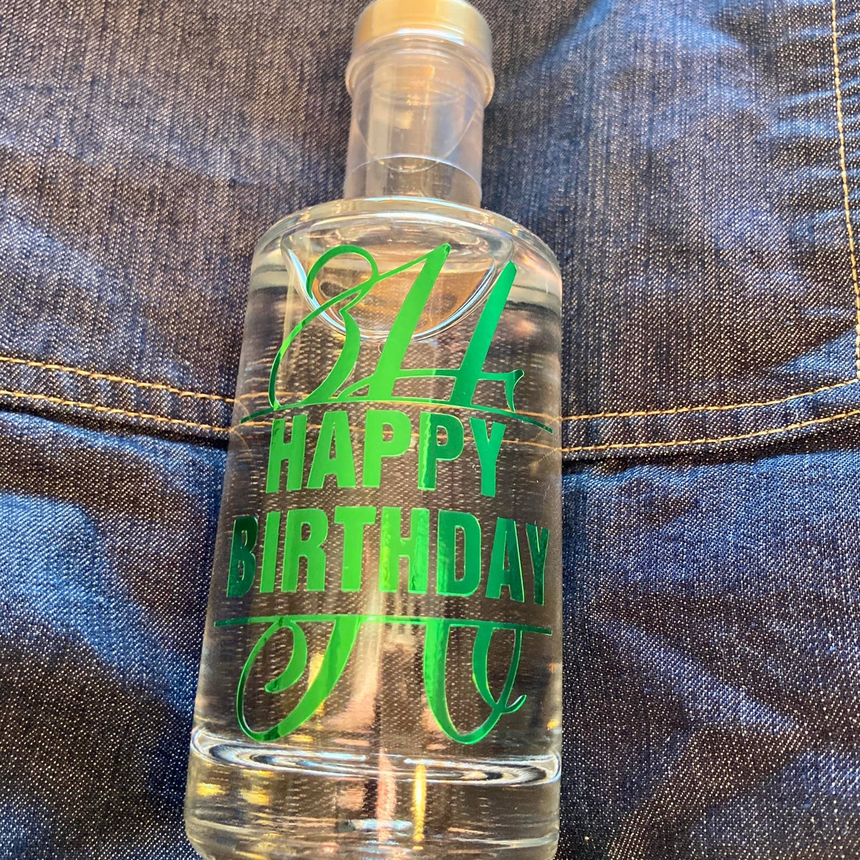 Ein Flasche mit 'Happy Birthday' Aufschrift in grünem Vinyl, verziert mit einem stilvollen Monogramm "H", erhältlich von easy-sticks, inspiriert durch die Monogram "H" Plotterdatei.