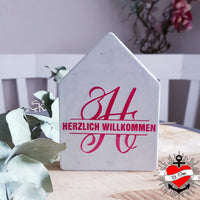 Monogramm 'H' Plotterdatei von easy-sticks, liebevoll gestaltet auf einer Betonfigur, die willkommen heißt.