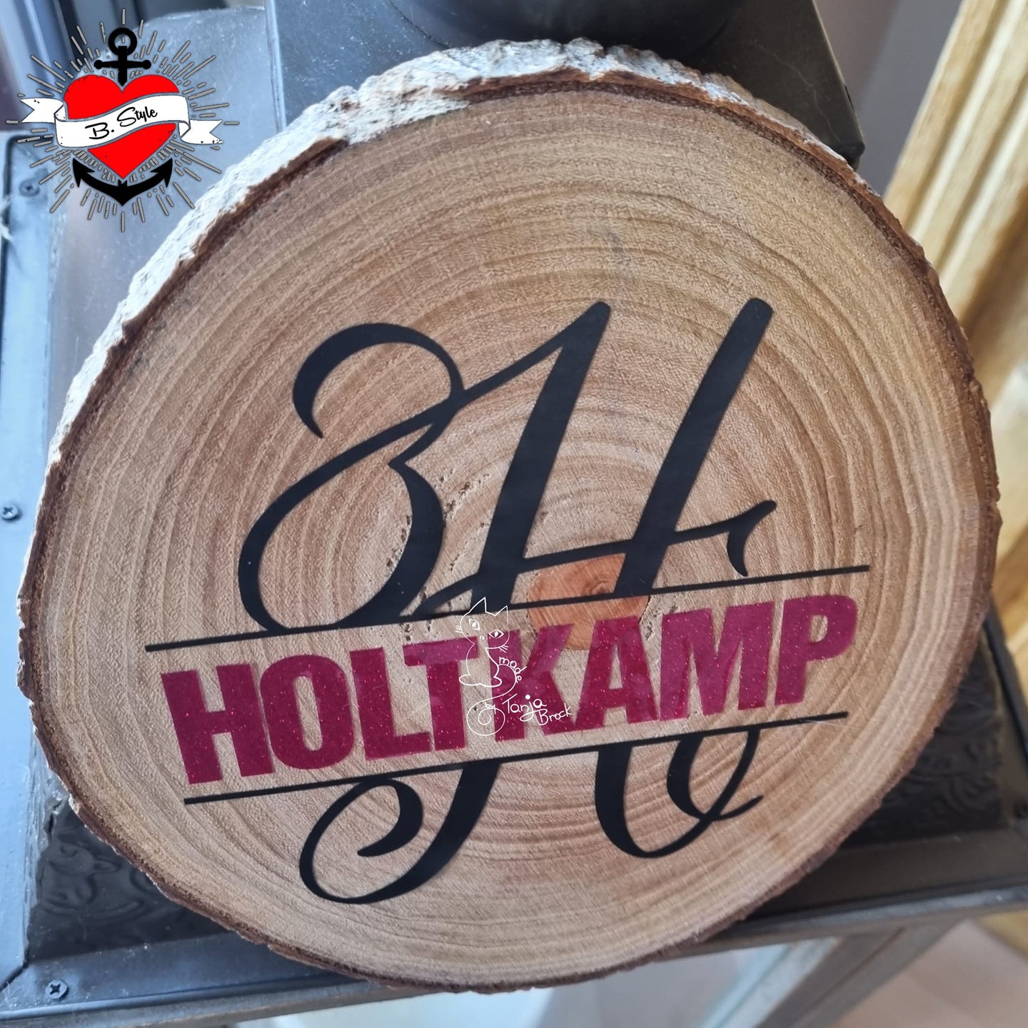 Monogramm 'H' Plotterdatei von easy-sticks, verwendet auf einem Rinderholz mit elegantem Design und personalisierter Gravur.