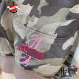 Camo Hoodie mit dem Monogramm "I" und dem Wort "IMPROVE" in funkelndem Pink, kreiert von easy-sticks.