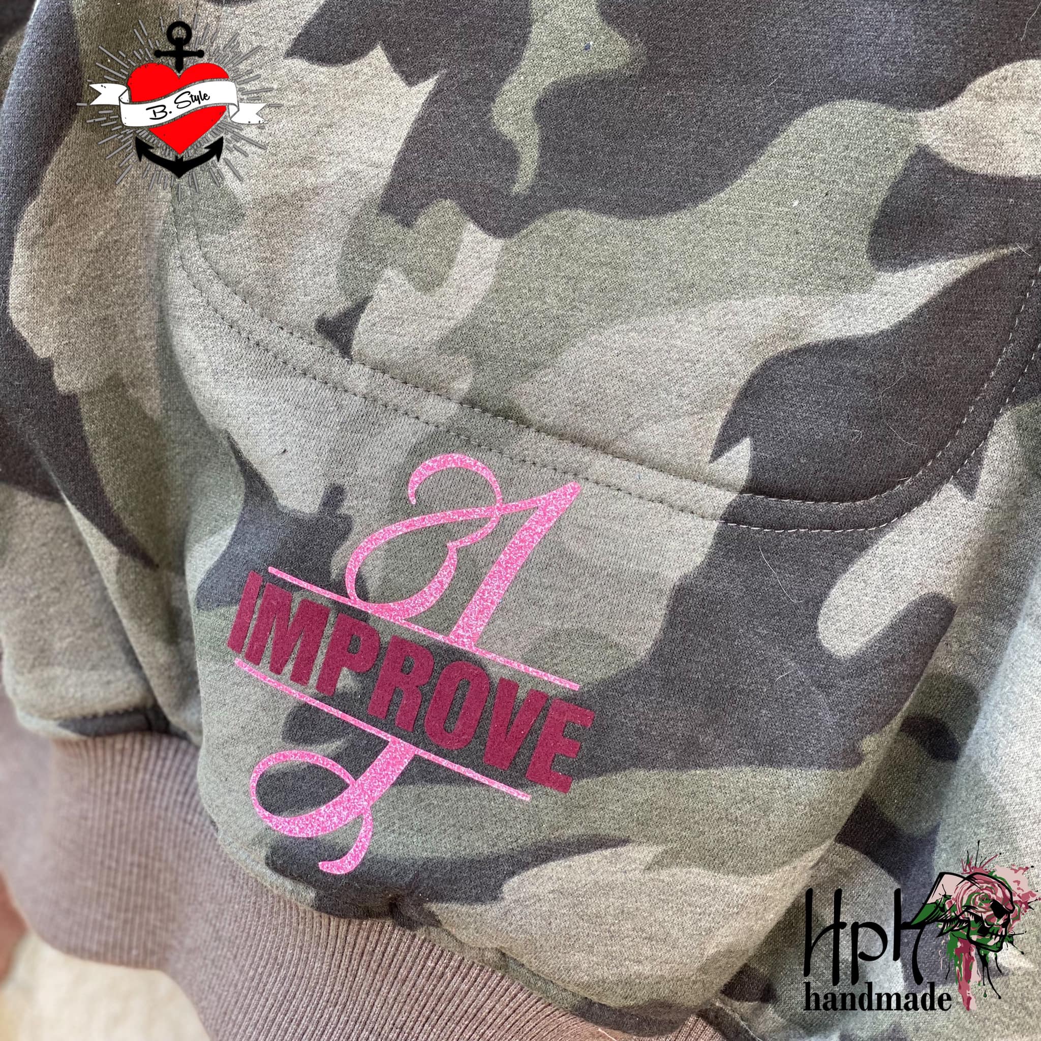 Camo Hoodie mit dem Monogramm "I" und dem Wort "IMPROVE" in funkelndem Pink, kreiert von easy-sticks.