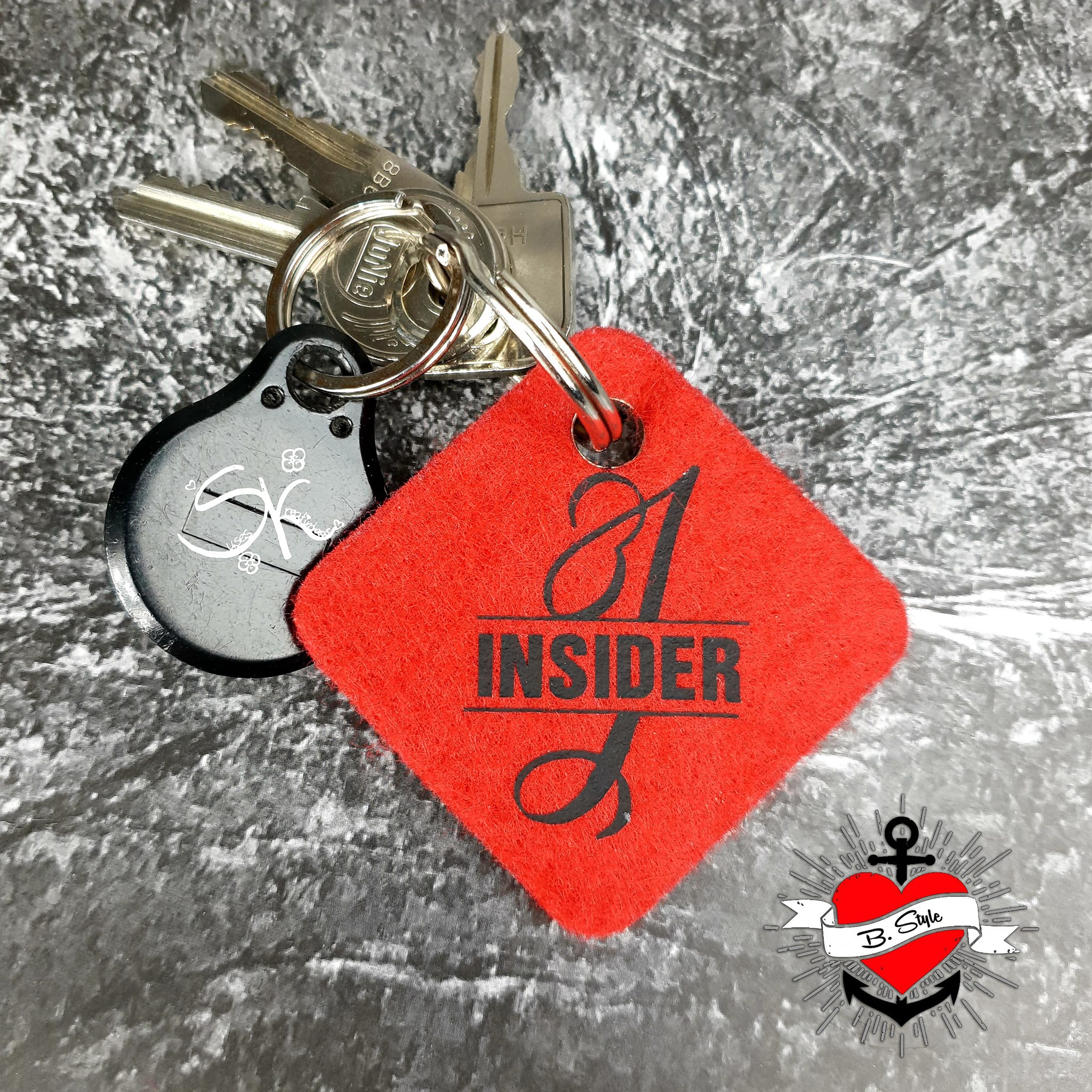 Schlüsselanhänger aus rotem Filz mit dem Monogramm "I" und dem Wort "INSIDER", entworfen von easy-sticks.