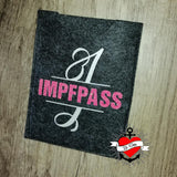 Wollfilz-Hülle mit dem Aufdruck "IMPFPASS" und dem Monogramm "I", entworfen von easy-sticks.