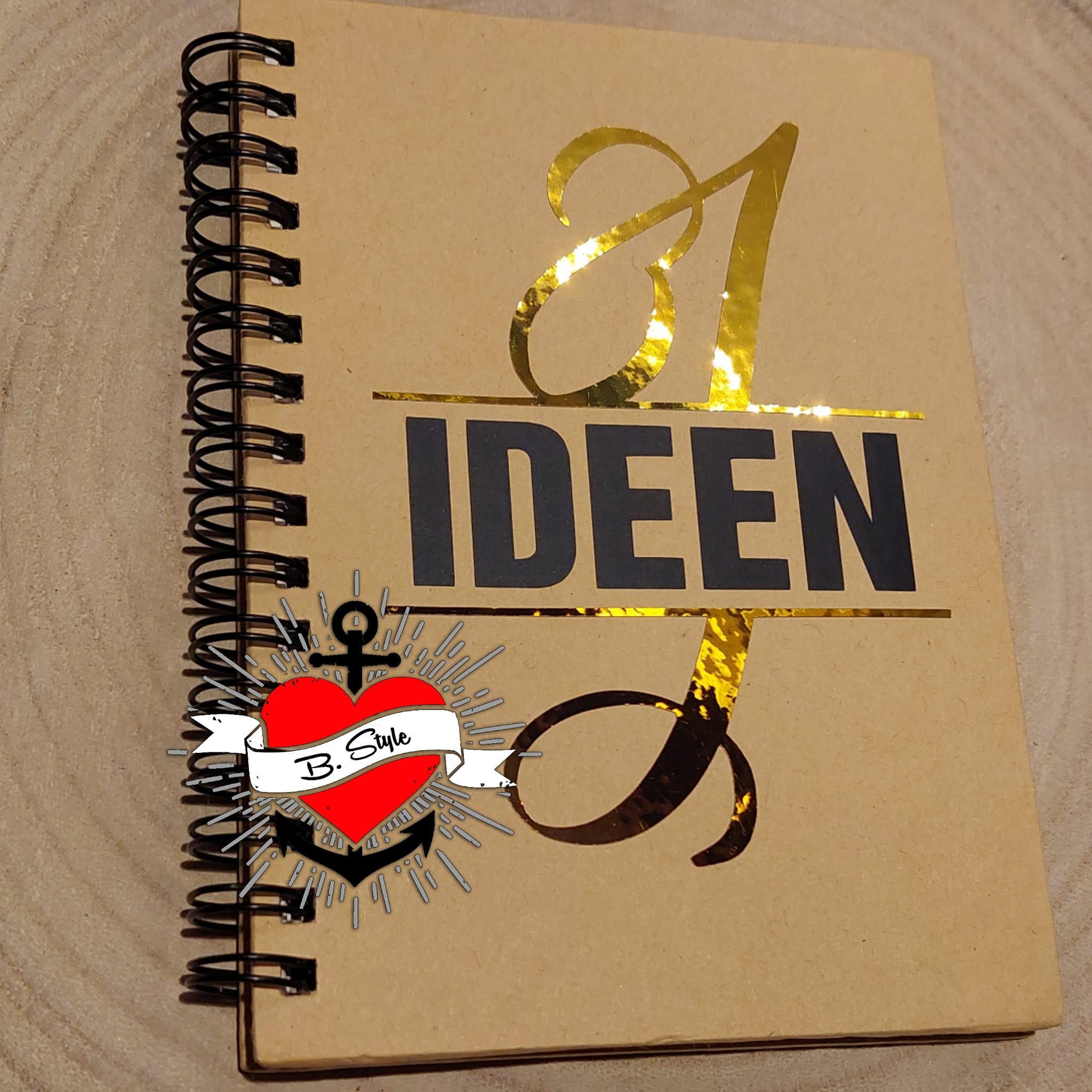 Notizbuch mit dem Titel "IDEEN" und dem Monogramm "I" in goldener Folie von easy-sticks.