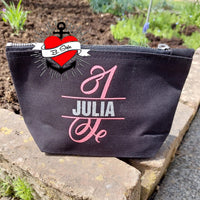 Stilvolle schwarze Tasche mit rosa und silbernem Druck 'JULIA' und der Monogrammdatei 'J' von easy-sticks, perfekt für persönliche oder geschenkte Designs.