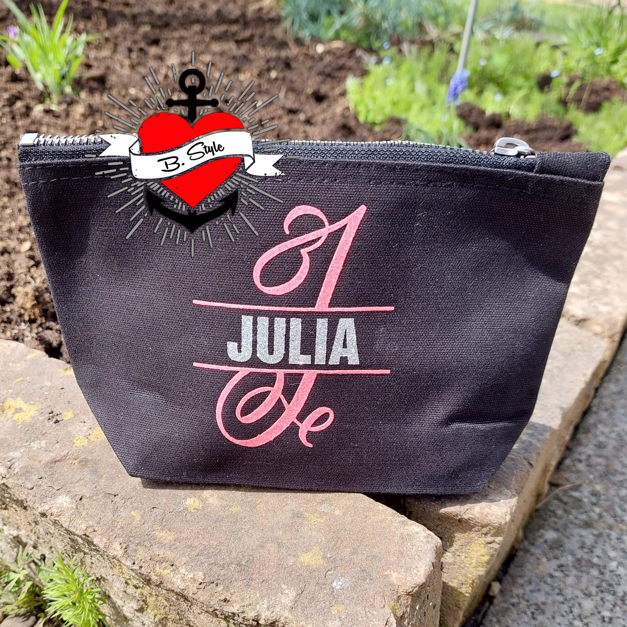 Stilvolle schwarze Tasche mit rosa und silbernem Druck 'JULIA' und der Monogrammdatei 'J' von easy-sticks, perfekt für persönliche oder geschenkte Designs.