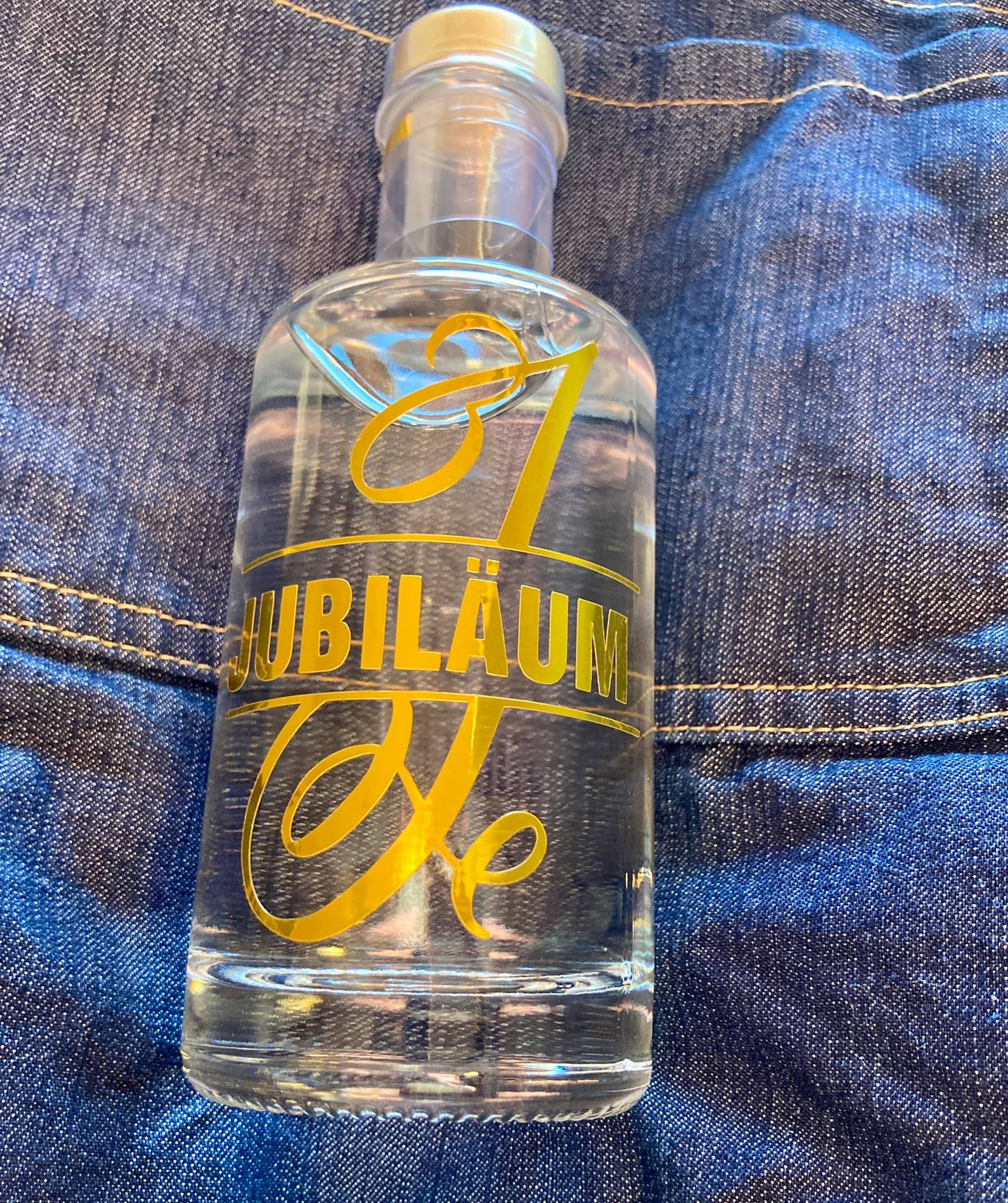 Elegante Glasflasche mit goldenem Aufdruck 'Jubiläum' und der Monogrammdatei 'J' von easy-sticks, ideal für kreative Projekte.