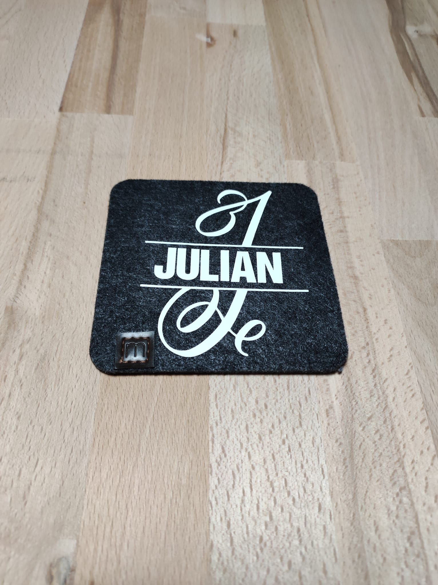 Eleganter Filzuntersetzer mit dem Namen "JULIAN" im Monogramm Design "J", hergestellt mit der Plotterdatei von easy-sticks.