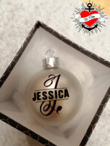 Personalisierte Weihnachtsbaumkugel mit dem Namen "JESSICA" im eleganten Stil, inspiriert von der Monogram "J" Plotterdatei von easy-sticks.