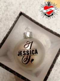 Personalisierte Weihnachtsbaumkugel mit dem Namen "JESSICA" im eleganten Stil, inspiriert von der Monogram "J" Plotterdatei von easy-sticks.