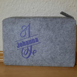 Praktische graue Filztasche mit dem Monogram "J" und dem Namen "Johanna", designt mit der Plotterdatei von easy-sticks.