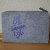 Praktische graue Filztasche mit dem Monogram "J" und dem Namen "Johanna", designt mit der Plotterdatei von easy-sticks.
