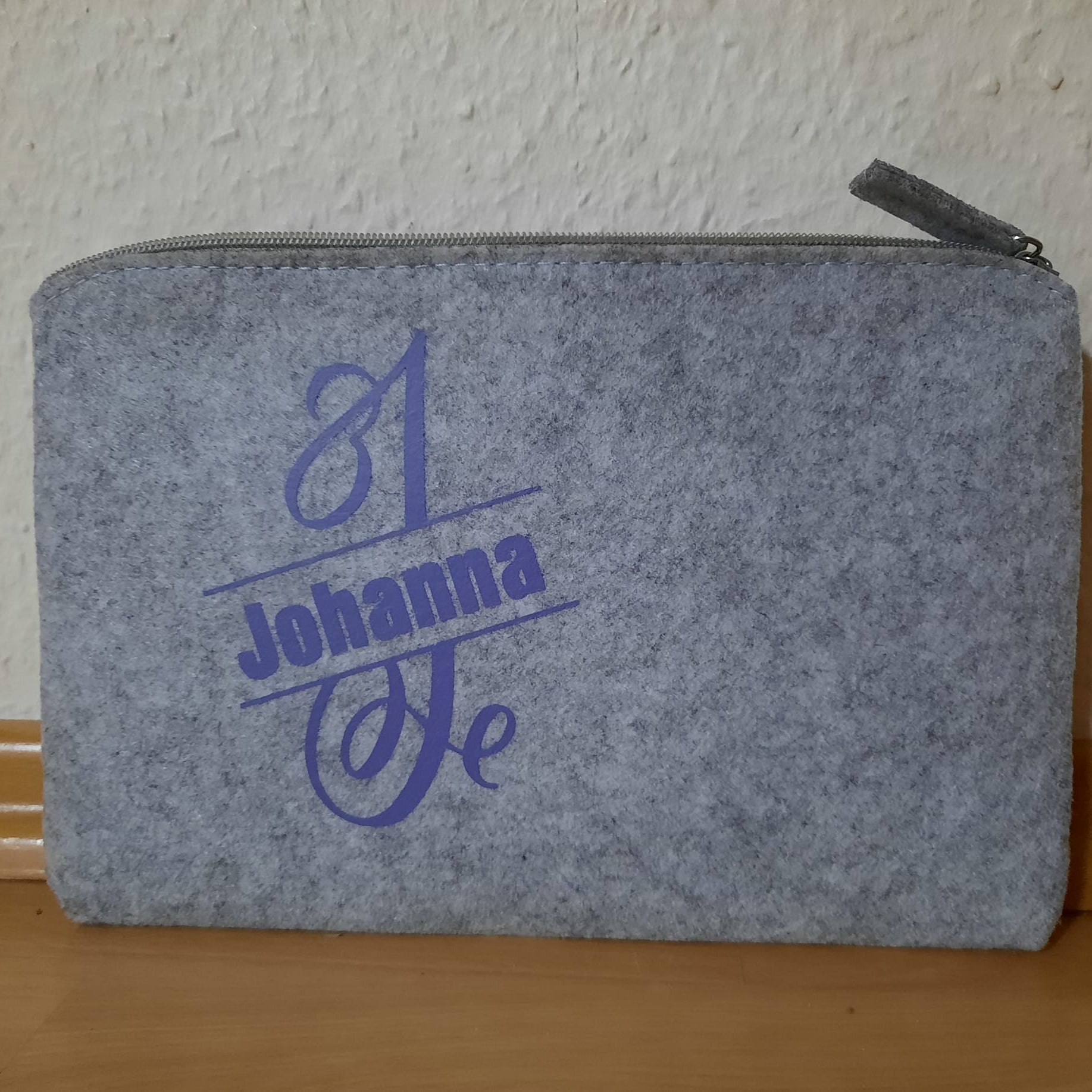 Praktische graue Filztasche mit dem Monogram "J" und dem Namen "Johanna", designt mit der Plotterdatei von easy-sticks.